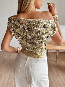 Siren Gaze 华丽金色亮片上衣，女士秋季服装，2025秋冬必备单品，不对称领口闪亮上衣，散发着复古富贵气息，是万圣节/圣诞节/新年/沙特国庆日的理想之选，也是派对/外出/通勤/约会的完美之选，尽显优雅奢华时尚风范。 - 金色 - 查看 3