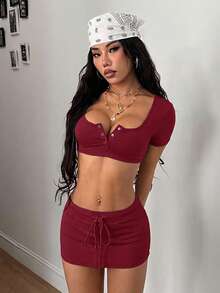 Coolane 女士夏季锐舞派对装扮外出街头复古Y2K辣妹日常穿搭纽扣修身露脐灰色T恤搭配低腰迷你裙和内衣两件套 - 酒紅色 - 查看 4