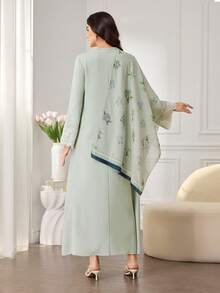 SHEIN Najma 女士优雅日常蕾丝袖口珍珠V领阿拉伯传统长裙，配同款刺绣花卉印花头巾 - 綠色 - 查看 2