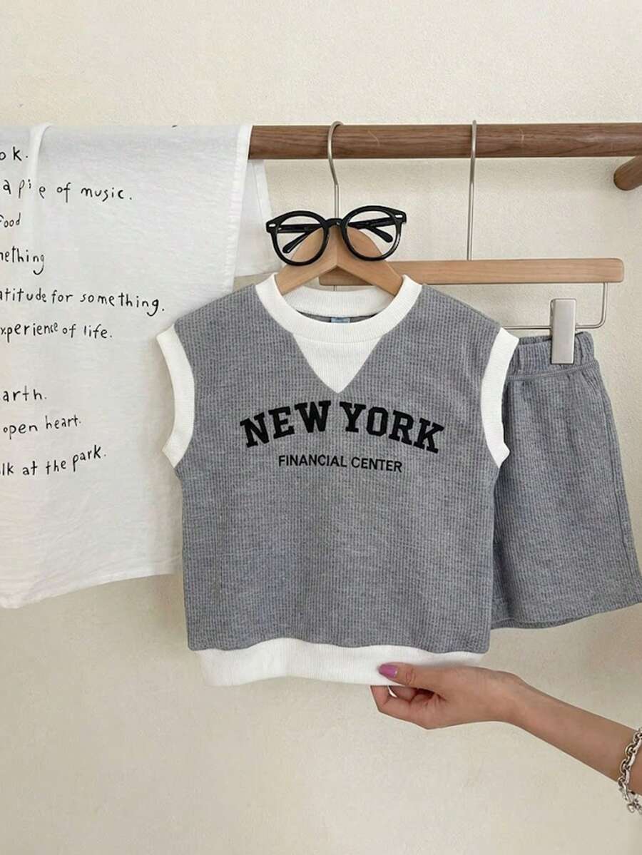 Genkimix Kids 2 pièces/Set Top sans manches avec imprimé anglais sur tissu gris texturé en nid d'abeille et bordure contrastée, assorti à un short à taille élastique. Tenue décontractée et polyvalente, convenant aux sorties printanières/estivales, activités de plein air et vacances pour jeune garçon