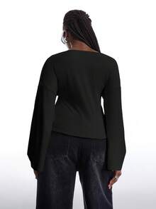 SHEIN EZwear 大码女式休闲纯色喇叭袖T恤，适合通勤、圣诞节、新年、感恩节、毕业典礼等场合，优雅时尚，舒适休闲，深V领，无花果色，户外休闲T恤 - 黑色 - 查看 3