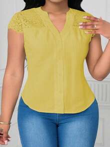 SHEIN Clasi Blusa de tela texturizada con cuello en V y encaje en contraste para tallas grandes - Amarillo - Ver 5
