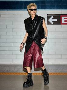 ROMWE MEN Street Life 男士休闲时尚街头宽松阔腿百慕大短裤，PU皮革材质 - 酒紅色 - 查看 7