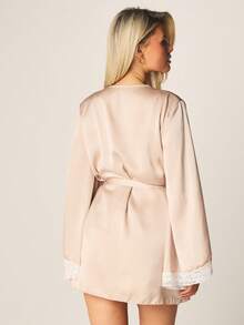 MISSGUIDED 奢华缎面短款睡袍，饰有精致蕾丝边和系带腰带，适合居家休闲和睡衣穿着。 - 香檳色 - 查看 2