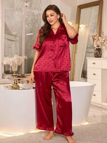 MuseNap CURVE 2 piezas Conjunto de pijama de talla grande para mujer con estampado de corazón en satén sintético, con top de manga corta con volantes y pantalón largo, color borgoña - Burdeos - Ver 6