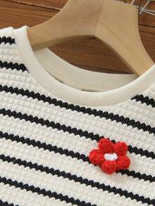 SHEIN Genkimix Kids Bộ 2 món cho bé gái, áo thun cổ tròn tay ngắn kẻ sọc và quần short cùng màu, điểm nhấn là họa tiết hoa đỏ, chất liệu vải dệt kim đa năng, phù hợp cho mặc hàng ngày, các hoạt động gia đình, dã ngoại mùa xuân/hè, công viên, đi học. - Đen và trắng - Xem 8