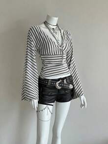 EgrlEra 女士性感坏女孩极简条纹深V领T恤 - 灰色 - 查看 3