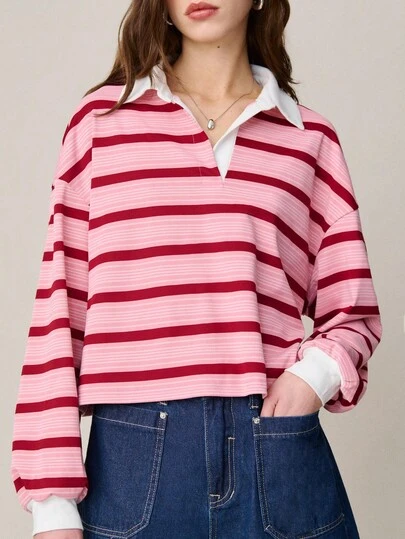 Nöista 粉色和酒红色条纹超大款Polo衫，领口和衣领采用撞色白色设计。适合春夏女装、度假休闲穿着。