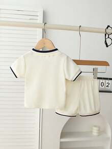Souflis Souflis 2 Peças Conjunto de Verão para Menino Bebê, com um conjunto minimalista em cor de damasco suave, incluindo uma camisa polo de manga curta com colarinho refinada combinada com shorts correspondentes, Roupas de Menino para Roupas de Menino Bebê, Roupas de Verão para Menino Bebê, Conjuntos de Menino Bebê, Roupas de Menino para Bebê, Roupas de Verão para Menino, Roupas de Menino para Bebê, Roupas de Verão para Menino Bebê - Damasco - Visão 2