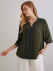 Parysyn بلوزة كاجوال للسيدات ذوات الحجم الكبير بلون أحادي مع تباين الدانتيل في الرقبة على شكل حرف V وأكمام قصيرة - أخضر عسكري - مشاهدة 5