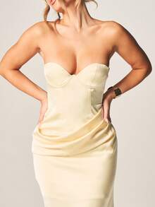 MISSGUIDED Đầm maxi dáng suông bất đối xứng, cổ chữ V, không dây vai, cổ tim, xếp ly, thích hợp cho tiệc tối trang trọng, ôm sát cơ thể, dài đến sàn, dự tiệc cưới, tiệc tùng. - Vàng nhạt - Xem 5