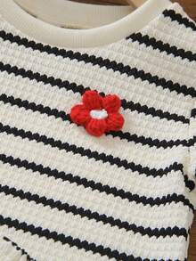 SHEIN Genkimix Kids Bộ 2 món cho bé gái, áo thun cổ tròn tay ngắn kẻ sọc và quần short cùng màu, điểm nhấn là họa tiết hoa đỏ, chất liệu vải dệt kim đa năng, phù hợp cho mặc hàng ngày, các hoạt động gia đình, dã ngoại mùa xuân/hè, công viên, đi học. - Đen và trắng - Xem 4