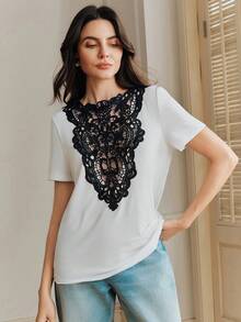 Blusa elegante de verano 2026, esta camiseta de mujer adopta un nuevo diseño, un patrón de bordado hueco, un diseño de manga corta, el contraste de color negro y blanco es muy llamativo.Adecuado para que las mujeres lo usen para salidas, ir al trabajo, vacaciones o en casa. - Blanco - Ver 4