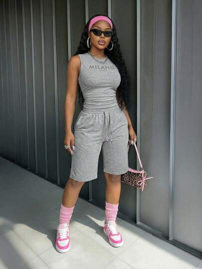 Slaydiva 早春新品、春夏音乐节、情人节、休闲简约基础款、Y2K、街头甜美、网红、日常约会、辣妹风、性感休闲简约家居服、运动服、圆领无袖、米兰标语印花、侧褶短背心+阔腿短裤、五分裤、灰色运动裤、短裤、针织套装、女士两件套 -A