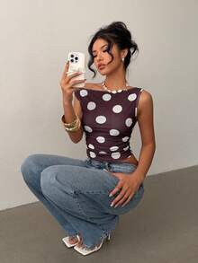 Siren Gaze 女士波点无袖上衣，时尚百搭，适合夏季休闲穿着，修身剪裁，是海滩度假、节日庆典、外出活动的理想之选。不对称褶皱领口设计，时尚百搭，是夏季假期、嘉年华活动、度假休闲的完美搭配。 - 巧克力棕 - 查看 4