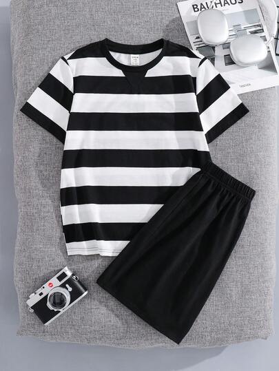 SHEIN Set de pijama informal para niño preadolescente con camiseta de manga corta de cuello redondo a rayas y contraste de color, y pantalones cortos