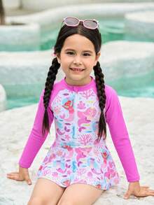 SHEIN Playful Pals 女童连体泳衣，1件装。这款连体泳衣采用裙摆设计，饰有可爱的卡通图案，配有拉链，风格甜美可爱，适合女孩游泳、海滩度假和水上乐园活动。长袖和裙摆设计提供良好的皮肤保护，面料优质。 - 彩色 - 查看 9