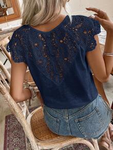 SHEIN Frenchy 夏季纯色蕾丝拼接V领T恤，采用水溶性蕾丝拼接竹棉面料，舒适透气，适合日常、假日通勤、田园风、婚礼季穿着。 - 藏蓝色 - 查看 2