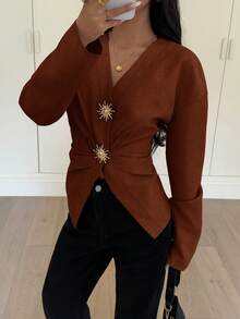 Siren Gaze Blusa de manga larga con pliegues, ajuste ceñido y decoración de botón de metal elegante y minimalista para mujer - Marrón - Ver 7
