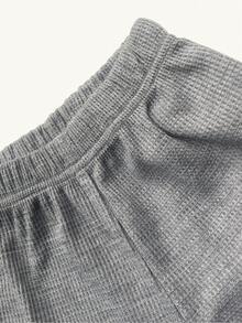 Genkimix Kids 2 pièces/Set Top sans manches avec imprimé anglais sur tissu gris texturé en nid d'abeille et bordure contrastée, assorti à un short à taille élastique. Tenue décontractée et polyvalente, convenant aux sorties printanières/estivales, activités de plein air et vacances pour jeune garçon - Gris - Voir 8