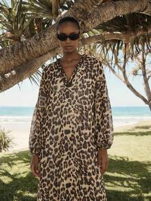 Maija 女士豹纹荷叶边V领灯笼袖罩衫连衣裙，度假款 - 棕色 - 查看 1