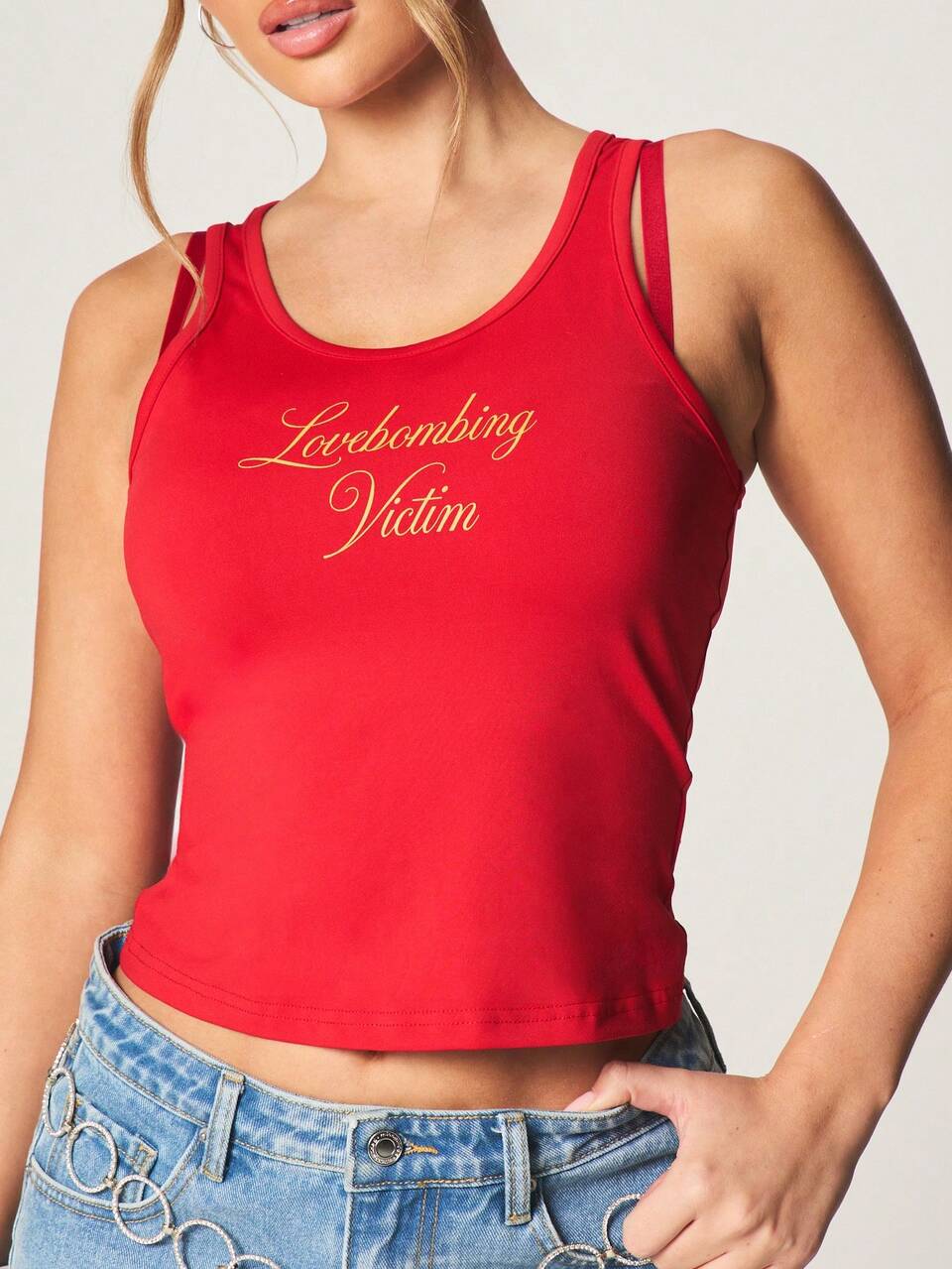 MISSGUIDED Lovebombing Victim Script Print Sleeveless Scoop Neck Tank Top Fitted Casual Summer Statement Tee