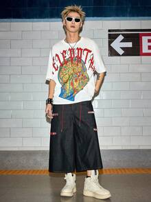 ROMWE MEN Grunge Punk Camiseta de manga de murciélago con cuello redondo y estampado de personaje de moda para verano para hombres - Gris - Ver 4
