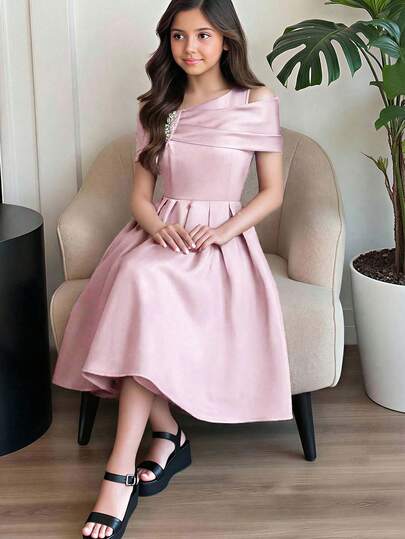 SHEIN فستان حفلة أنيق للفتيات المراهقات مزين بالراين ستون، كتف مكشوف، وشريط عقدة، وتجميع، وطيات، وتنورة واسعة إلى الركبة، مناسب لحفلات رأس السنة، التجمعات، والحفلات الراقصة