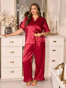 MuseNap CURVE 2 piezas Conjunto de pijama de talla grande para mujer con estampado de corazón en satén sintético, con top de manga corta con volantes y pantalón largo, color borgoña - Burdeos - Ver 5