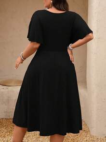 SHEIN Clasi Vestido midi de línea A con cuello en V, textura de punto, cintura con volantes y cadena, para mujer talla grande, primavera/verano - Negro - Ver 2