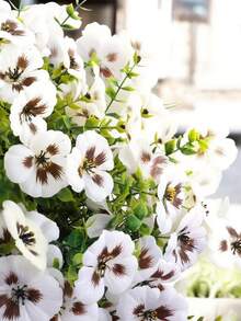 8 pièces Fleurs artificielles résistantes aux UV, orchidées et pensées réalistes en soie pour la décoration extérieure de la maison, du jardin, du patio, de la véranda. Cadeau de pendaison de crémaillère. - Blanc - Voir 2