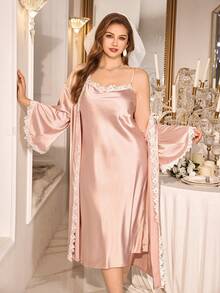 LuxeNights Bộ đồ ngủ cỡ lớn sang trọng gồm áo hai dây và áo choàng bằng satin. - Màu Hồng baby - Xem 1