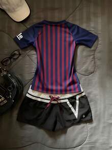 Glimmora قميص تي شيرت قصير الأكمام ذو رقبة على شكل حرف V مطبوع عليه شريط متباين اللون - الأزرق - مشاهدة 2