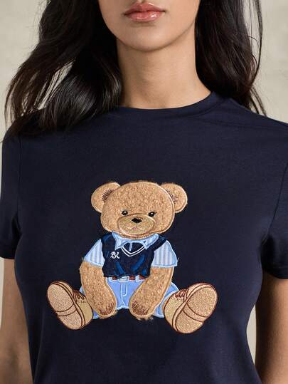 Briarwyn 女士圆领小熊刺绣休闲百搭日常短袖T恤，夏季穿搭，女士夏季穿搭，女士情人节穿搭，沙滩装，外出上衣，女士印花T恤