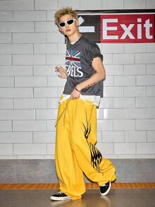 ROMWE MEN Grunge Punk Pantalones de chándal casuales con estampado de colores brillantes para hombres - Amarillo - Ver 2