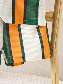 SHEIN Playful Pals Bộ 2 món đồ cho bé trai, áo polo cổ bẻ tay ngắn phối sọc tương phản, nhiều màu sắc, thích hợp cho dã ngoại, mặc thường ngày, thể thao, dự tiệc, thể hiện sự năng động và cá tính. Trang phục mùa hè cho bé trai, quần áo đi biển cho bé trai, quần áo mùa hè cho bé trai, áo liền quần kẻ sọc cho bé trai, áo thun tay ngắn kẻ sọc nhiều màu sắc cho bé trai, bộ quần áo retro cho bé trai, áo thun tay ngắn kẻ sọc cho bé trai. - màu xanh lá - Xem 6