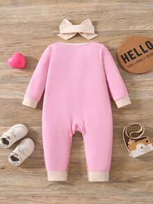 SHEIN Barboteuse à manches longues imprimée avec col rond minimaliste et blocs de couleursing à la mode pour bébé fille, avec un bandeau nœud mignon. Printemps/Automne - Rose bonbon - Voir 2