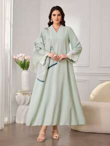 SHEIN Najma 女士优雅日常蕾丝袖口珍珠V领阿拉伯传统长裙，配同款刺绣花卉印花头巾 - 綠色 - 查看 3
