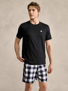 Conjunto de pijama con parte superior blanca con estampado de corona y pantalones cortos a cuadros en blanco y negro para hombre - Blanco y Negro - Ver 1
