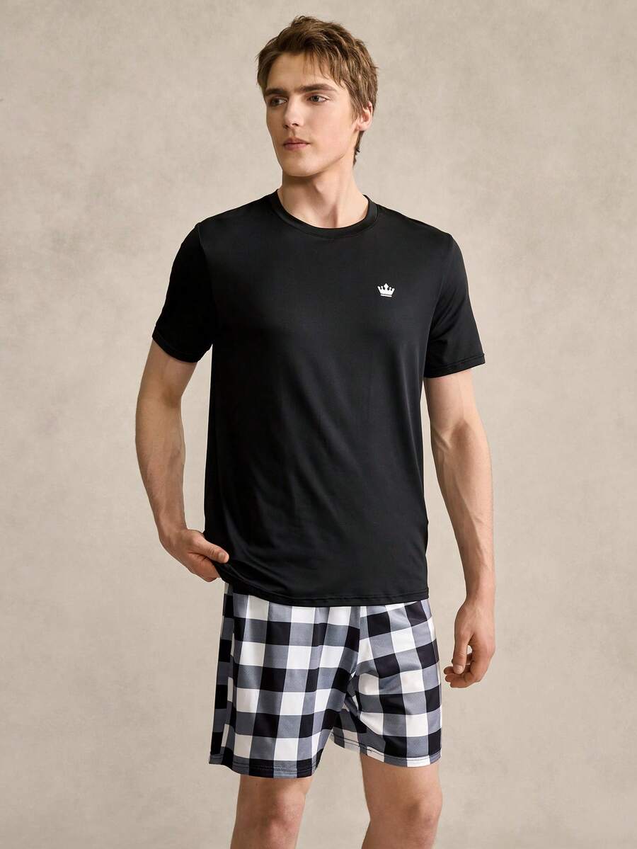 Conjunto de pijama con parte superior blanca con estampado de corona y pantalones cortos a cuadros en blanco y negro para hombre - Blanco y Negro - Ver 1