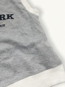 Genkimix Kids 2 pièces/Set Top sans manches avec imprimé anglais sur tissu gris texturé en nid d'abeille et bordure contrastée, assorti à un short à taille élastique. Tenue décontractée et polyvalente, convenant aux sorties printanières/estivales, activités de plein air et vacances pour jeune garçon - Gris - Voir 7