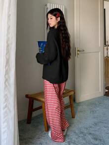 DAZY Bộ đồ ngủ nữ 2 món gồm áo dệt kim họa tiết quả anh đào và quần pajama kẻ caro, thích hợp cho mùa đông. - màu đen - Xem 2