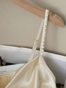 Franclia Bộ sưu tập mới gồm những mẫu áo thời trang nữ thanh lịch với dây rút bên hông và điểm nhấn ngọc trai, cùng dải thắt lưng màu mơ. Hoàn hảo cho mùa xuân/hè, chiếc áo kiểu dáng thời trang này lý tưởng cho ngày Valentine, các buổi họp mặt trang trọng và trang phục thường ngày khi đi du lịch/nghỉ lễ. Từ mùa xuân đến mùa hè, những chiếc áo hè dành cho nữ này mang đến nhiều lựa chọn phối đồ đa dạng. - Màu be - Xem 4