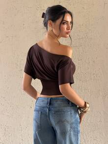 Bluhae 女士性感不对称露肩短款T恤，饰有钥匙孔图案，修身露脐上衣 - 棕色 - 查看 2