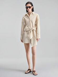 Ontre 女士宽松圆领条纹长袖连衣裙，配腰带，杏色底色搭配棕色条纹，面料柔软舒适，商务、休闲、办公等场合皆宜，优雅时尚。 - 彩色 - 查看 4