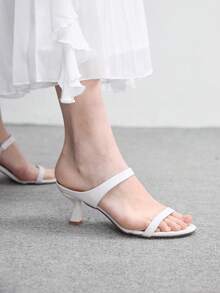 CUCCOO BIZCHIC 女士时尚圆头细高跟喷漆方跟凉鞋，轻便通勤、约会、婚礼派对、假日、情人节等场合皆宜，优雅百搭，春夏连衣裙搭配，圣诞节也可穿着。圆头细高跟带脚踏，轻便百搭，春季女式高跟凉鞋。 - 白色 - 查看 5