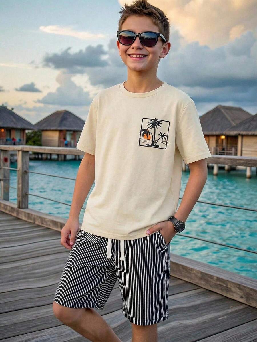 SHEIN 男童休闲学校假期圆领短袖棕榈树印花T恤搭配松紧腰条纹短裤套装，适合返校、生日派对、演出、日常穿着、旅行，春夏季节皆宜。