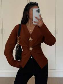 Siren Gaze Blusa de manga larga con pliegues, ajuste ceñido y decoración de botón de metal elegante y minimalista para mujer - Marrón - Ver 4