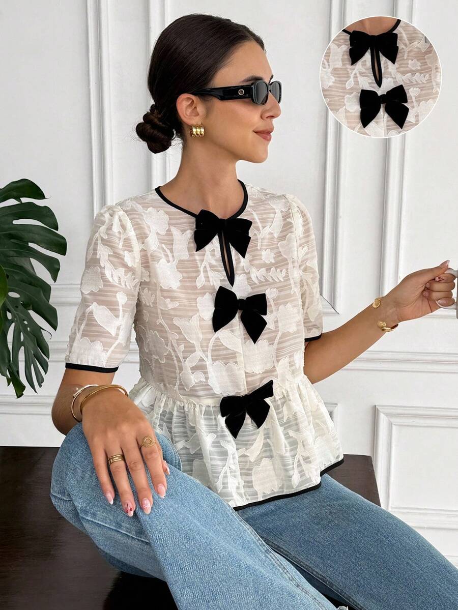 Serisse Áo kiểu nữ cổ tròn tay ngắn phối jacquard, nơ 3D trang trí, viền bèo nhún, thời trang, đa năng, thích hợp cho kỳ nghỉ, đi biển, nghỉ mát. Áo jacquard phối màu kiểu Pháp với nơ 3D, thiết kế viền tương phản, họa tiết hoa 3D sang trọng, chất liệu chiffon jacquard, kiểu dáng thanh lịch và đa năng, phù hợp đi làm, mùa hè, đi chơi, đi biển, nghỉ mát, kỳ nghỉ hè, nghỉ dưỡng. - Màu be - Xem 1