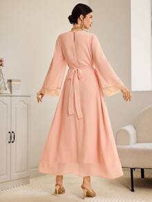 Al Najma Elegantes Damenkleid im arabischen Stil mit Spitzeneinsätzen, V-Ausschnitt und taillierter Taille - Korallenrosa - Übersicht 5